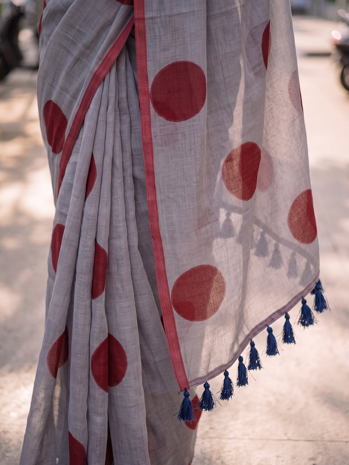 Spot On charcoal polka dot mulmul cotton saree, photo 5